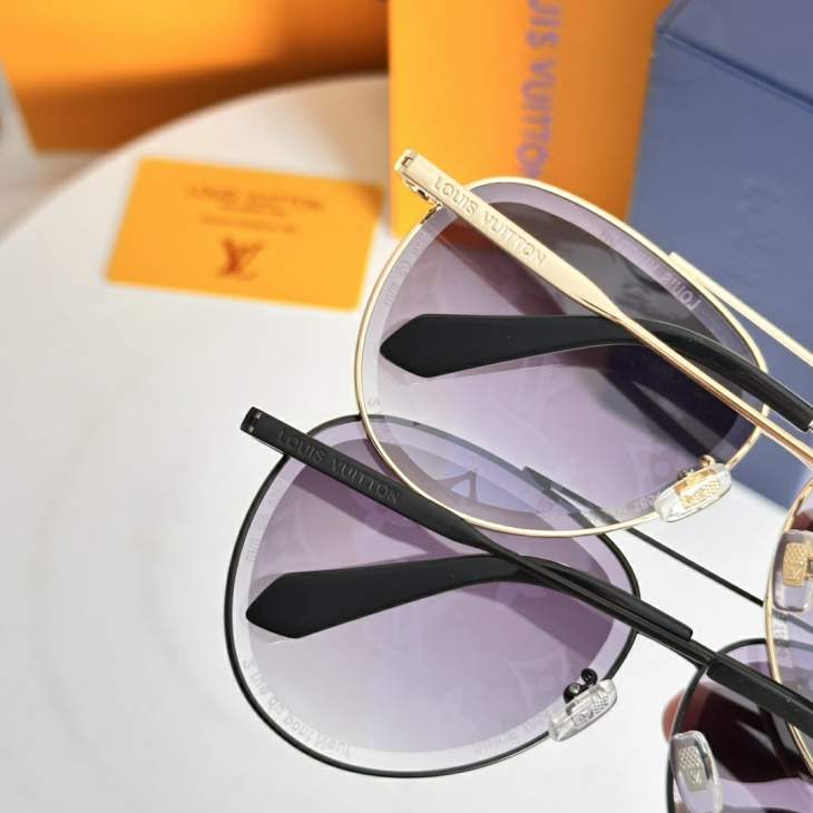 Picture of Louis Vuitton Sunglasses _SKUfw74861746fw